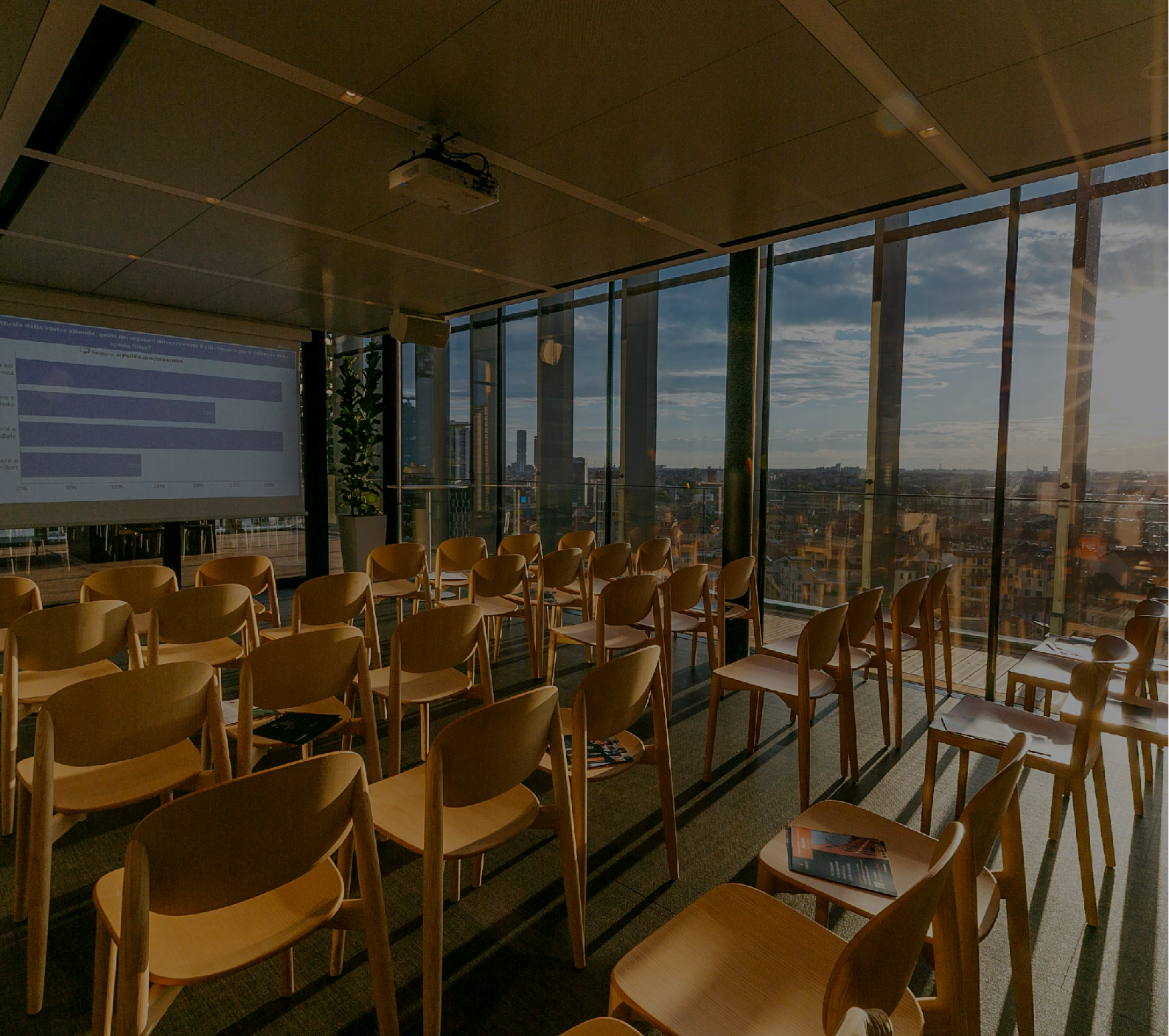 关键词：智慧办公，，，，观景会议室，，智能投影，，，深圳市辅创科技;描述：深圳市辅创科技智慧办公场景下的观景会议室，，配备智能投影等设备，，，，助力高效会议